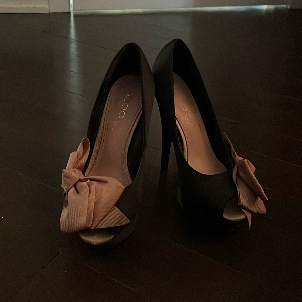 Bow tie heel